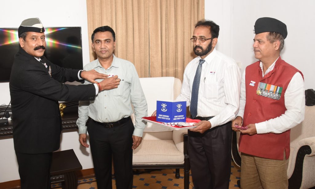 Hon. Chief Minister, Dr. Pramod Sawant is being pinned the Armed Forces Flag Day Flag by Secretary, Dept. of Sainik Welfare on the occasion of Armed Forces Flag Day, 07 Dec 2020